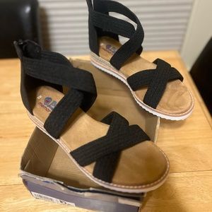 Skechers/Bob’s sandals size 9